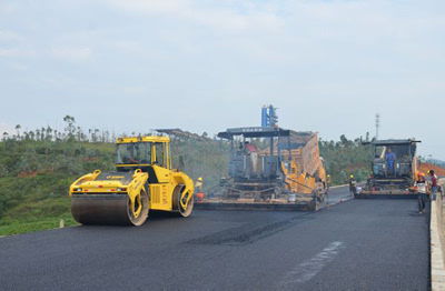 平文高速公路瀝青路面試驗段順利通過驗收，中鐵二十三局三公司穩步推進路橋附屬工程